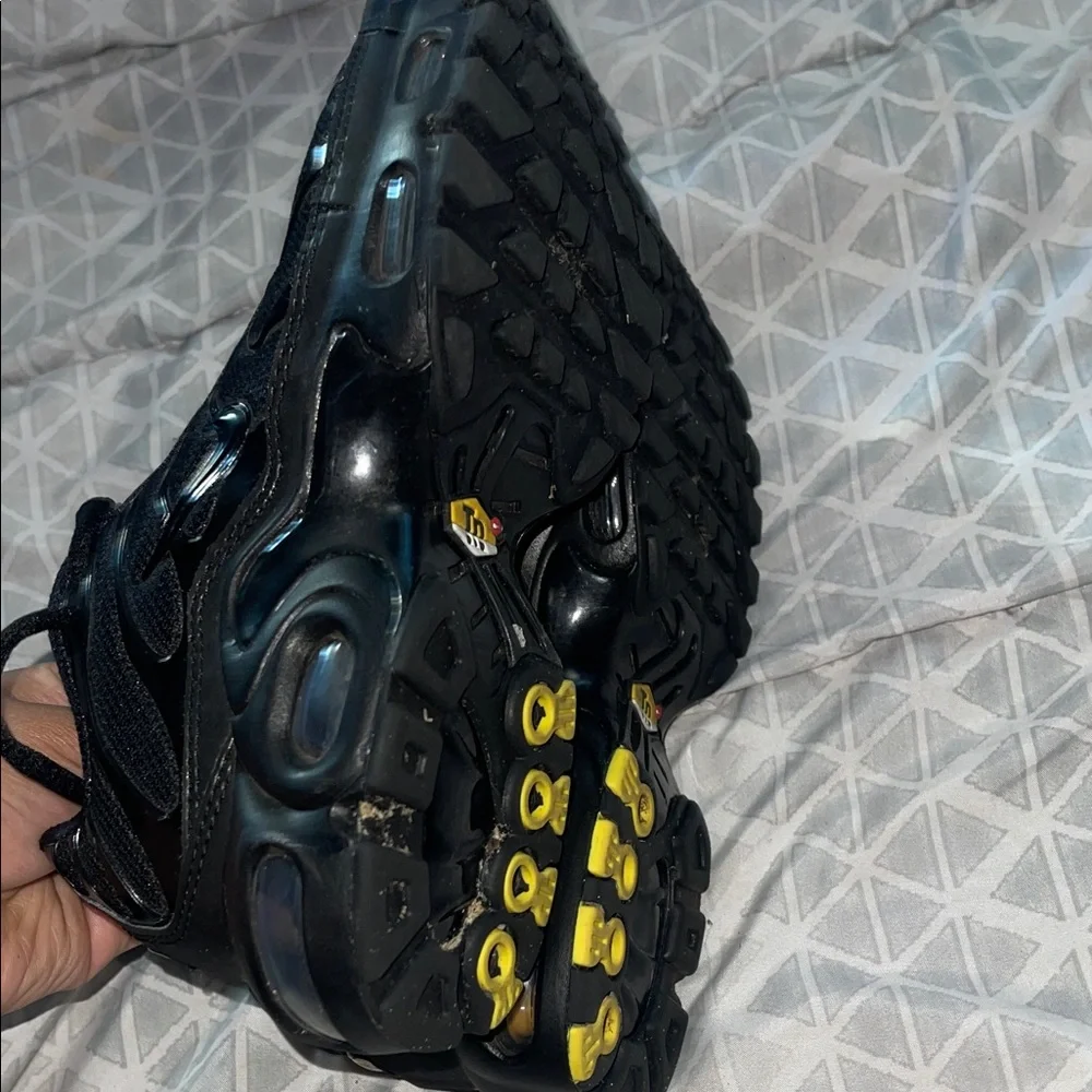 Sleek Black Sports Sneakers - Picture 4 of 6